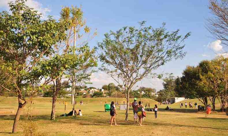 Populao aproveitou o feriado de sol para curtir o Parque Ecolgico da Pampulha mesmo depois de novo alerta de suspeita de febre maculosa(foto: Alexandre Guzanshe/EM/D.A PRESS)