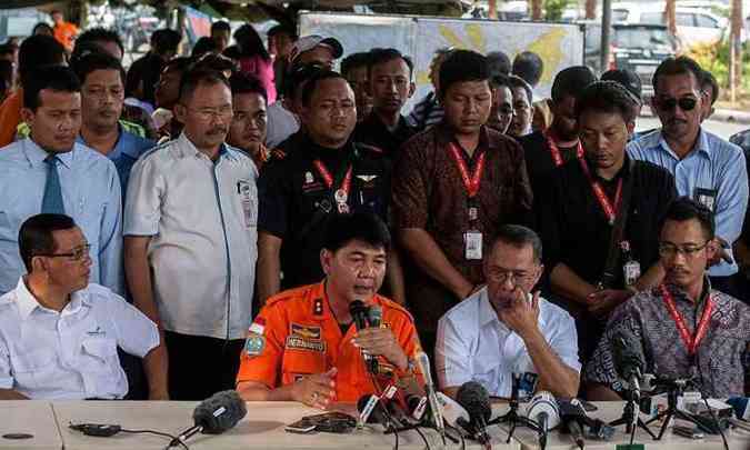 Autoridades da Indonsia confirmaram que os destroos so mesmo do avio desaparecido da AirAsia(foto: Juni Kriswanto/AFP)