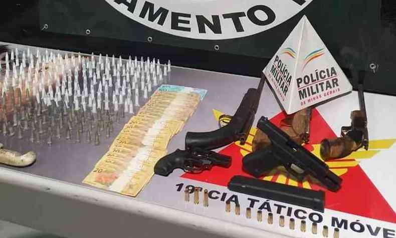 Armas, munio, drogas e dinheiro foram apreendidos pela PM(foto: Divulgao/Polcia Militar)