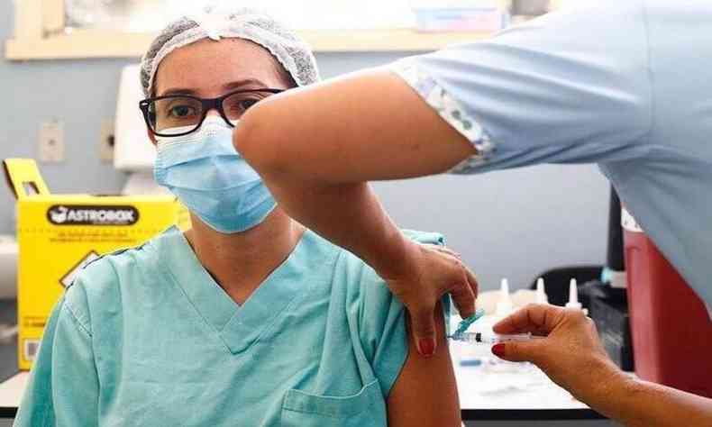 Momento exato que a enfermeira Priscila do Carmo recebeu a 1 dose da vacina (foto: Divulgao/Imprensa MG)