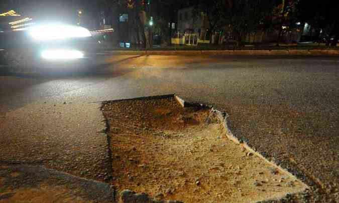 Cratera com cerca de 15 centmetros de profundidades est aberta h cerca de duas semanas(foto: Marcos Vieira/EM/D A Press)