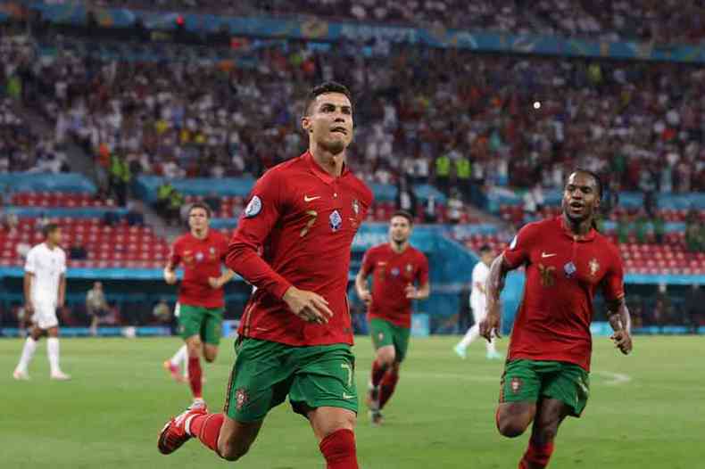 Exemplo para o esporte mundial, Cristiano Ronaldo marcou duas vezes no empate com a Frana pela Eurocopa(foto: BERNADETT SZABO/AFP)