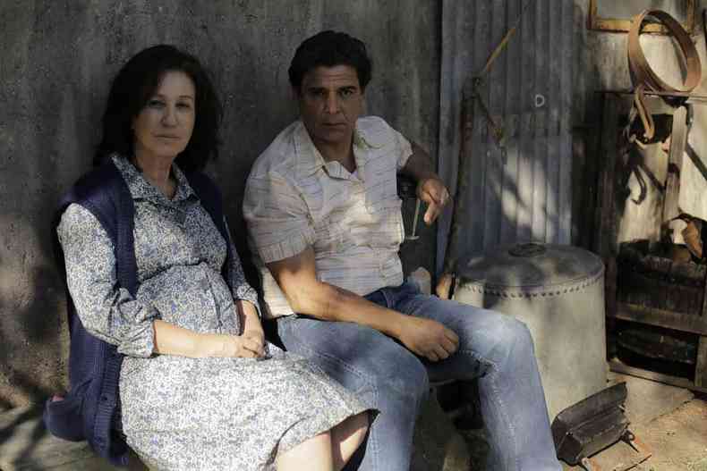 Casal de pais em cena de série sobre Maradona 