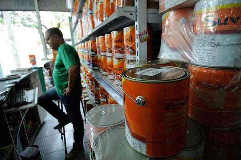 Scio de uma loja de tintas, Clayston Rodrigues diz que, nos ltimos meses, o movimento teve retrao de 40%(foto: Leandro Couri/EM/D.A PRESS )