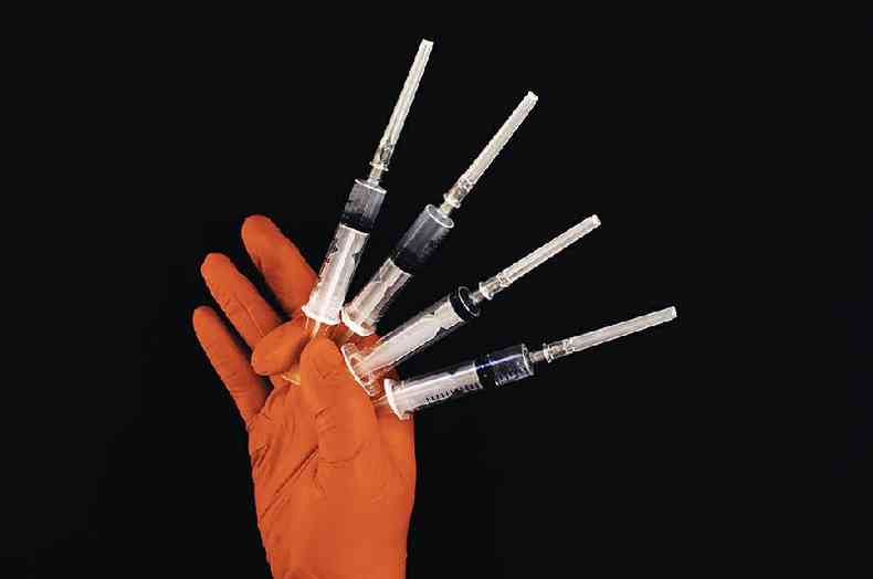 Embora a combinação de vacinas seja considerada segura até aqui, os ensaios clínicos procuram avaliar todos os efeitos(foto: Getty Images)