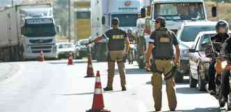 Operao em posto da PRF na Rodovia Ferno Dias: nmero de crimes contra o patrimnio flagrados por agentes federais j rivaliza com infraes de trnsito(foto: Edsio Ferreira/EM/D.A Press %u2013 8/8/2012)