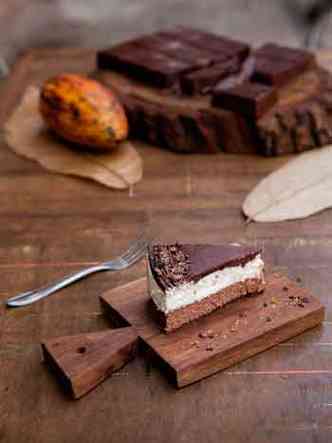 Cheesecake de chocolate ao leite com cumaru, mousse de polpa de cacau, ganache de chocolate e pralin de nibs de cacau(foto: Fernanda Abdo/Divulgao)