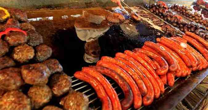 Se a carne vermelha for processada, como salsichas ou toucinho, o risco aumenta em 20%(foto: REUTERS/Laszlo Balogh )