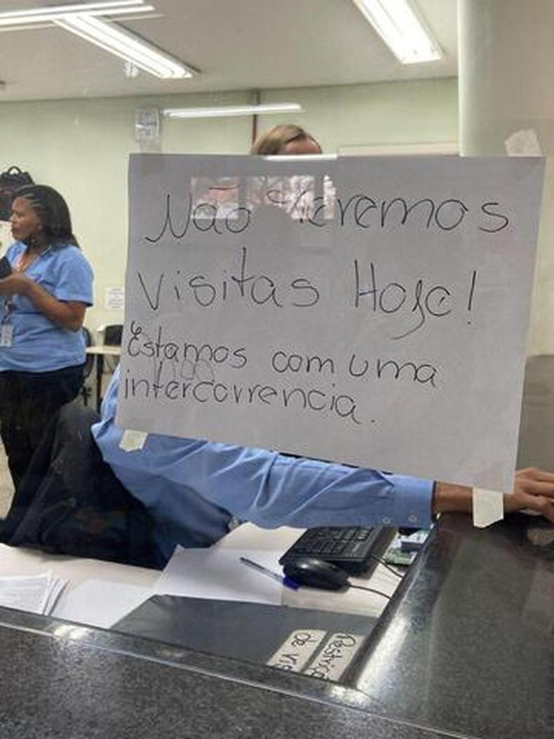 Informe fixado na sala de espera do Joo XXIII