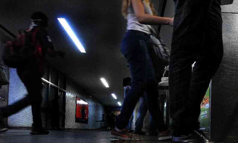 Passageiros nas catracas de acesso ao metrô de Belo Horizonte