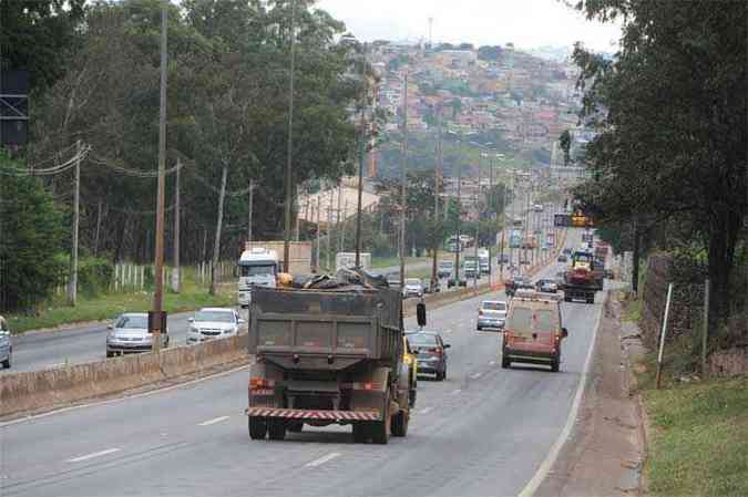 No local do acidente, caminhes carregados trafegam fora da pista da direita, o que  proibido, ameaando outros motoristas e sem que condutores sejam incomodados (foto: Leandro Couri/EM/D.A Press. )