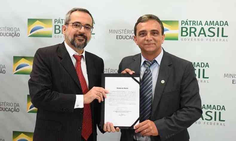 Foto oficial do reitor da UFVJM,  direita, ao lado de Abraham Weintraub, recebendo o documento da nomeao