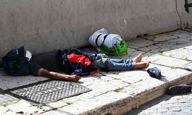 Morador de rua com mscara dorme em calada de Roma(foto: Vincenzo PINTO / AFP)