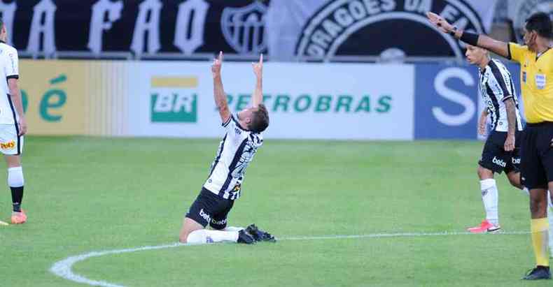 Hyoran teve papel fundamental na virada de 3 a 2 sobre o Corinthians: dois gols e boas investidas ao ataque(foto: ALEXANDRE GUZANSHE/EM/D.A PRESS)