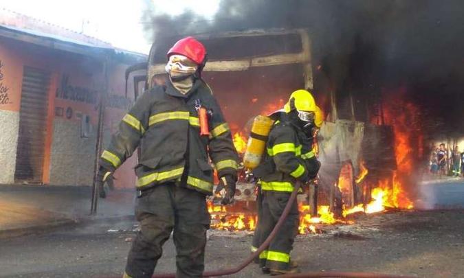 Bombeiros combatem incêndio criminoso a coletivo no Bairro Jardim Primavera, em Uberaba(foto: Corpo de Bombeiros/Divulgação) Bombeiros combatem incêndio criminoso a coletivo no Bairro Jardim Primavera, em Uberaba(foto: Corpo de Bombeiros/Divulgação)
