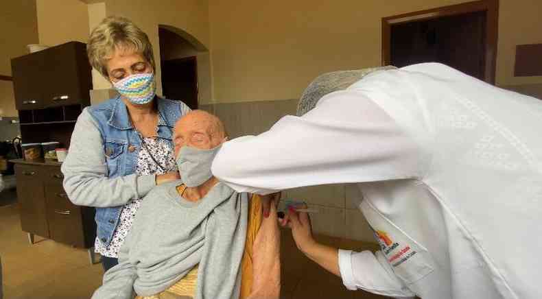 O senhor Newton Linhares, mais conhecido com Seu Dico, tem 103 anos e recebeu a primeira dose da vacina contra a COVID-19 em casa. (foto: Prefeitura Baro de Cocais/Divulgao)
