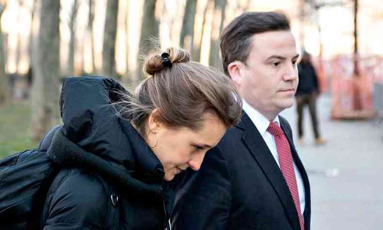 A atriz Allison Mack chega ao tribunal do Brooklyn, em Nova York, em janeiro passado, para responder às acusações de tráfico sexual e trabalhos forçados(foto: Johannes EISELE/AFP)