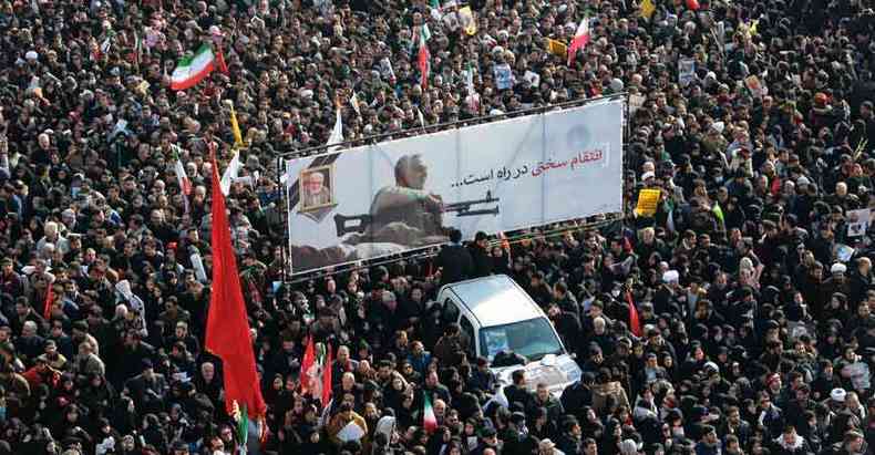 Ruas de Teerã ficaram lotadas durante as últimas homenagens ao general iraniano morto, Qassem Soleimani, que será enterrado hoje(foto: Atta Kenare/AFP)