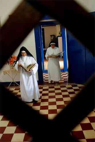 Religiosas s saem do convento em ocasies especiais: acompanham as notcias do mundo por TV e computador (foto: Beto Novaes/EM/D.A Press)