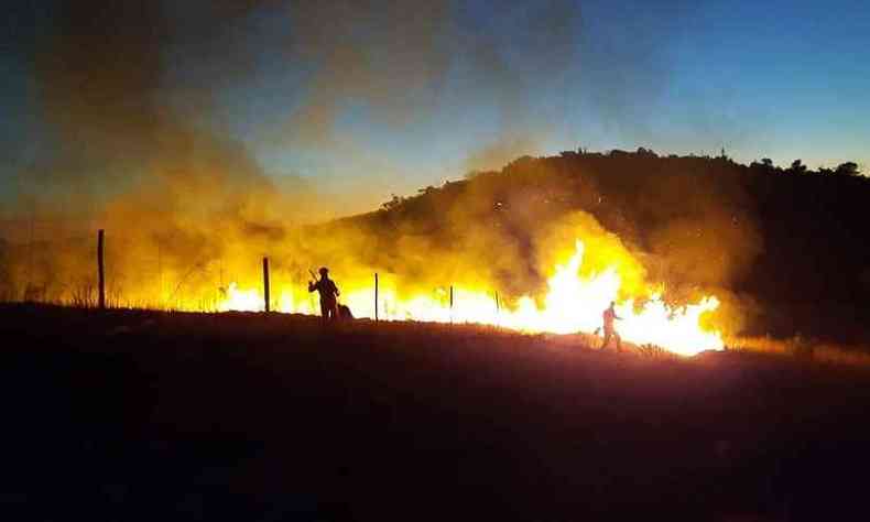 Fogo destruiu cerca de 20 hectares da APA de Barbacena(foto: CBMMG)