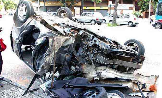 A Mercedes onde as vtimas estavam ficou completamente destrudo(foto: Sidney Lopes/EM/D.A.Press)