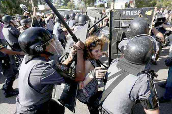 Confronto entre policiais e manifestantes na abertura do Mundial: dois protestos esto marcados para hoje (foto: Ricardo Moraes/Reuters - 12/6/14)