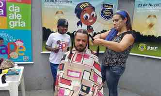 Algumas pessoas tambm fazem a doao de cabelos para a confeco de perucas(foto: PRF/Divulgao)