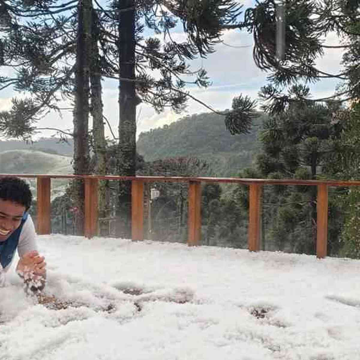 Chuva de granizo cobre paisagem no Sul de Minas: 'parece neve