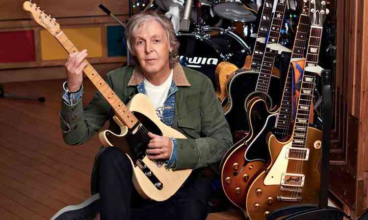 Paul McCartney toca guitarra em seu estdio
