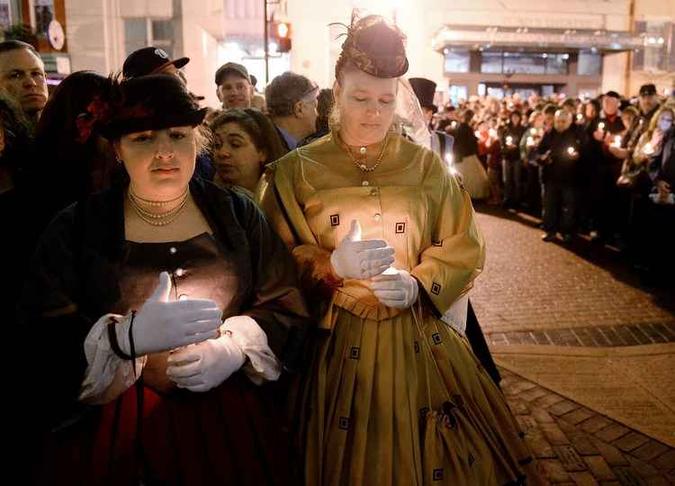 Pessoas fantasiadas participaram de uma homenagem no teatro Ford com uma viglia com velas e conferncias de historiadores(foto: Olivier Douliery/Getty Images/AFP )