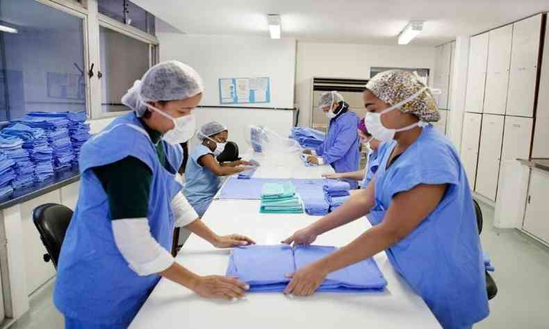 enfermeiras arrumando material hospitalar 