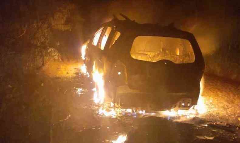 Um dos carros levados pelos criminosos foi abandonado e incendiado nas proximidades do stio minutos depois do crime.(foto: Redes Sociais/Reproduo)