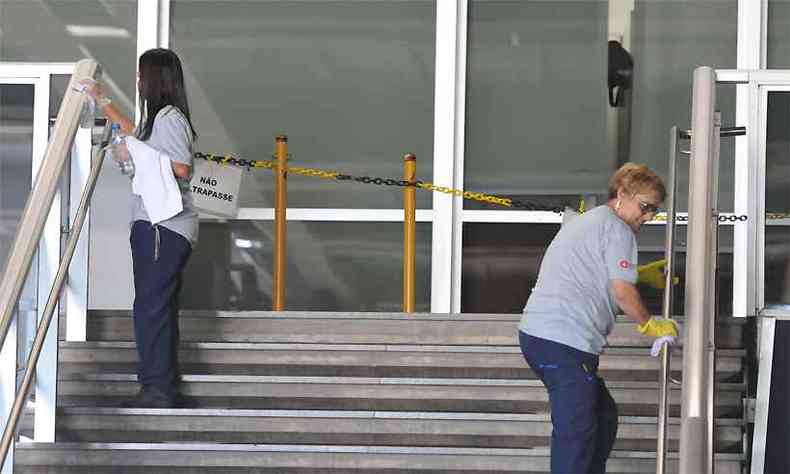 A limpeza das reas comuns da Assembleia foi intensificada, por causa da pandemia de coronavrus(foto: Alexandre Guzanshe/EM/D.A Press)