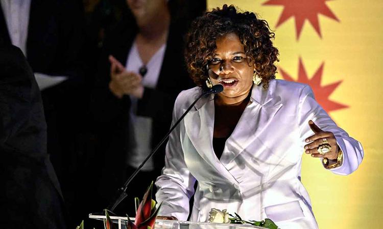 De terno branco, Margareth Menezes discursa em frente a pedestal no Museu Nacional da República, em Brasília