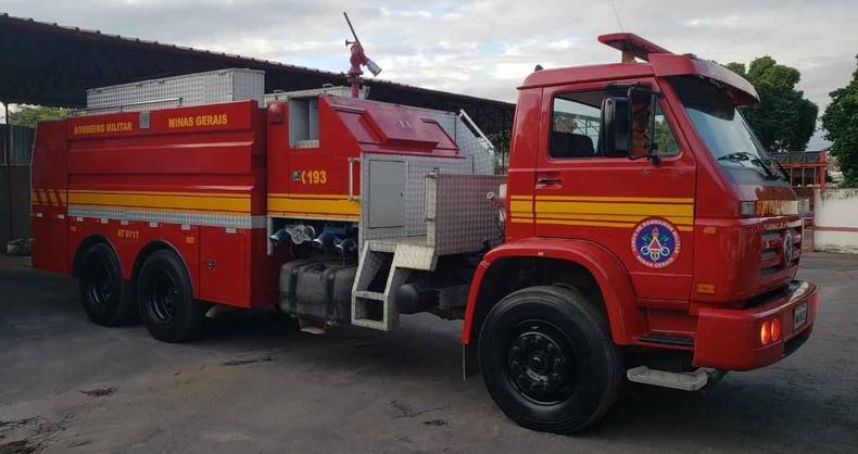 Devido a grande quantidade de fumaça, quem passa pela rodovia deve estar atento já que a visibilidade do tráfego está comprometida(foto: CBMMG / Reprodução) Caminhão do Corpo de Bombeiros