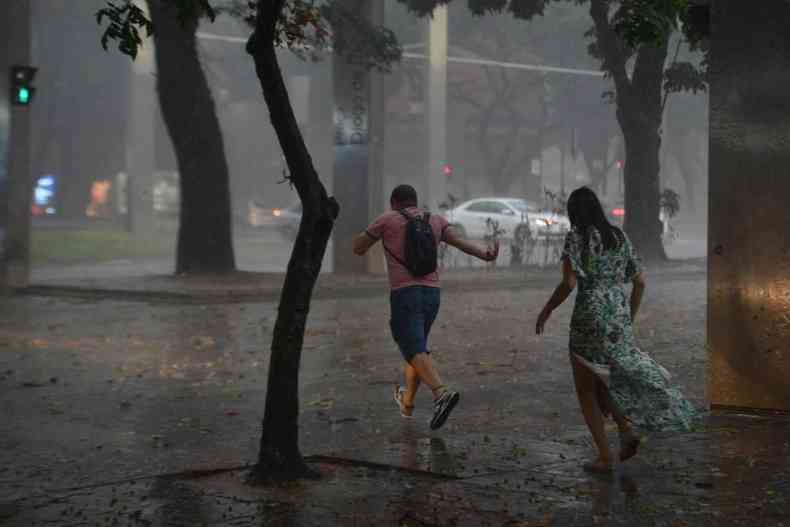 Chuva em BH, homem e mulher correndo.