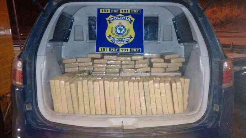 No carro dos suspeitos, foram encontrados 148 tabletes de maconha(foto: Polcia Rodoviria Federal (PRF) / Divulgao)