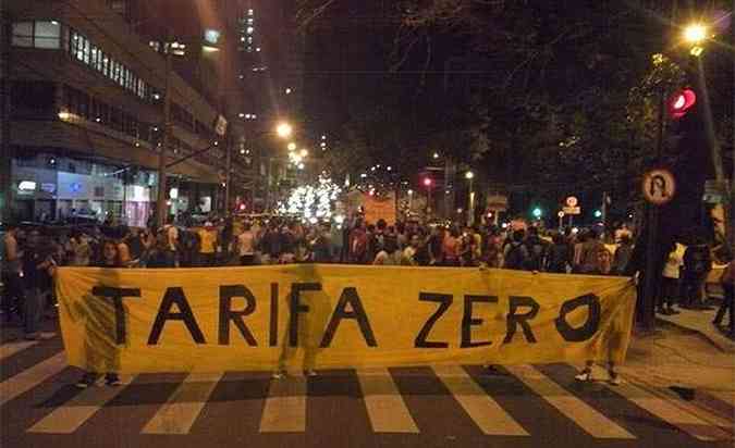 Os manifestantes fecharam a Avenida do Contorno e prejudicaram o trnsito(foto: Reproduo Facebook / Tarifa Zero)