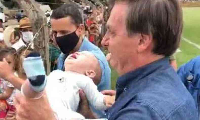Sem mscara, Bolsonaro provocou aglomerao em Goianpolis e segurou beb nos braos(foto: Reproduo)