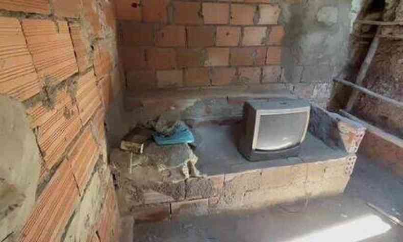 Televiso antiga encontrada num dos cmodos da casa usada como crcere