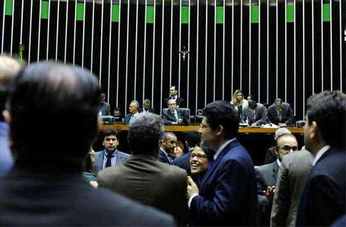 Deputados discutem a desonerao da folha de pagamentos: sesso foi encerrada sem que o projeto tenha sido votado (foto: Zeca Ribeiro/Cmara dos Deputados)