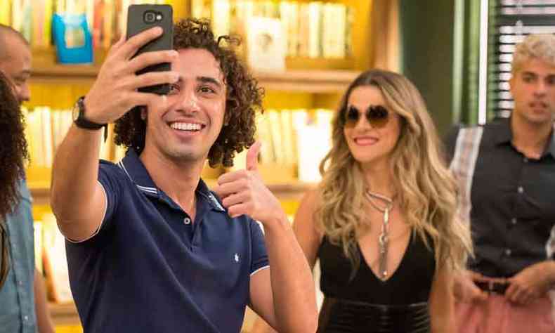Jefferson (Felipe Haiut) faz selfie com Silvana Nolasco (Ingrid Guimares) em Bom sucesso, na Globo(foto: Csar Alves/Globo )