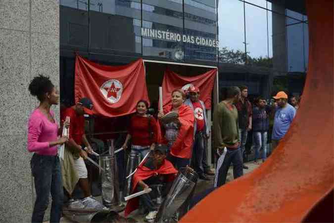 Integrantes do Movimento Frente Nacional de Luta no Campo e Cidade ocupam sede do Ministrio das Cidades. Lixeiras e vidraas foram quebradas(foto: Jos Cruz/Agncia Brasil)