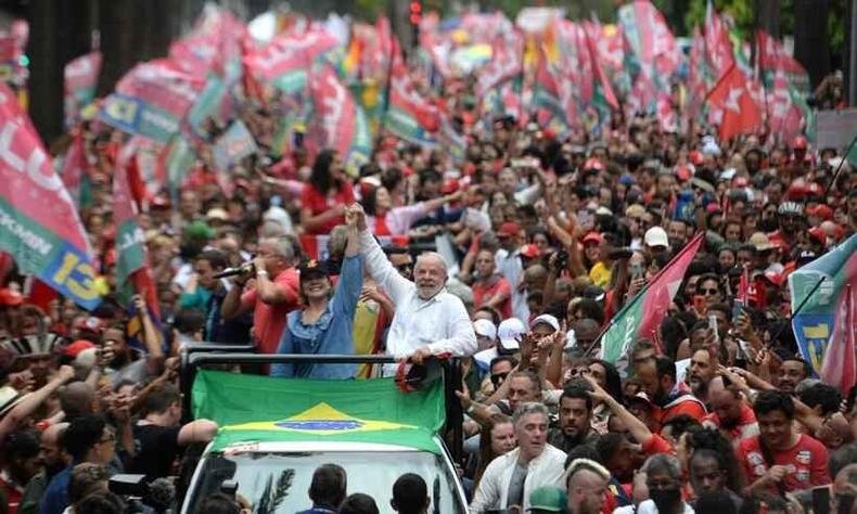 Multid�o segue Lula em BH