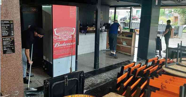 Funcionrios limpam rea de bar invadido pela enxurrada no So Bento (foto: Sidney Lopes/EM/D.A Press)