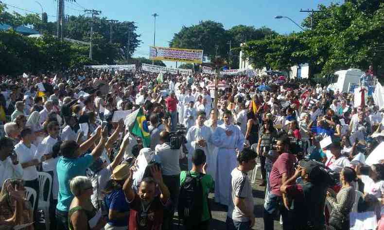 Missa reuniu milhares de pessoas na Praa da Cemig(foto: Jair Amaral/EM/D.A.Press)