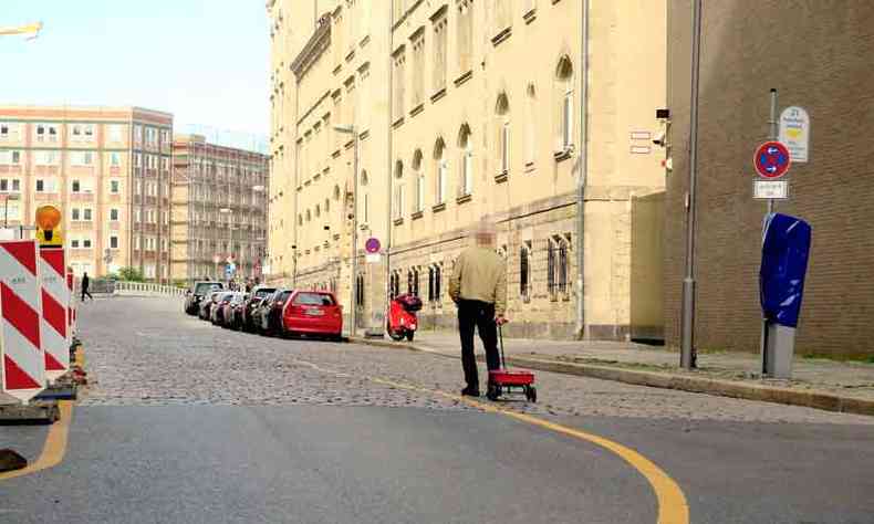 Simon Wreckert criou um falso congestionamento no Google Maps empurrando um carrinho de mo contendo 99 celulares por uma rua de Berlim(foto: Simon Wreckert/Divulgaao)