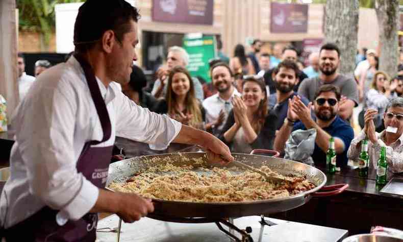 Chefs preparam pratos em plena praa. Em 2018, Luiz Cesar ganhou at aplausos(foto: Paulo Filho/divulgao )