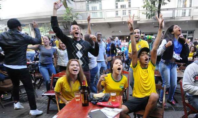 A torcida foi à loucura nos seis minutos finais, quando o Brasil finalmente fez os dois gols(foto: Beto Novaes) A torcida foi à loucura nos seis minutos finais, quando o Brasil finalmente fez os dois gols(foto: Beto Novaes)