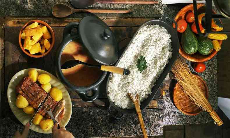 Panelas com pratos tpicos mineiros como arroz, feijo, carne de porco com batatas e mandioca